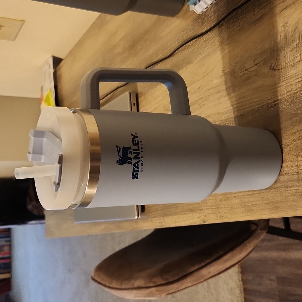 EUC Stanley Quencher Tumbler 40oz - Chambray